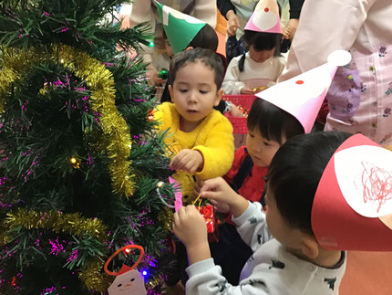 最後はみんなでツリーを飾って、元気よくきらきらぼしの歌を歌いました。メリークリスマス♪