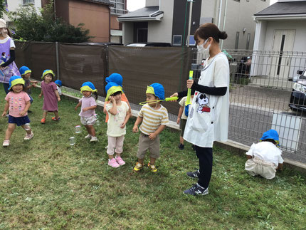 ほしぐみさんもシャボン玉で遊びました。「自分でやる！」とフーッと息を吹いてシャボン玉を作ったり、「シャボン玉とれた！」とジャンプしてシャボン玉を手でパチンと手で捕まえて遊びました。