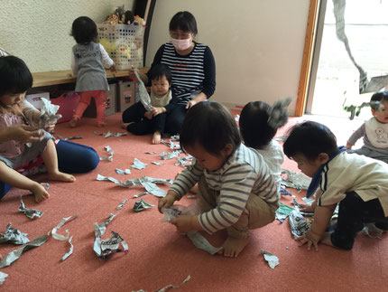 　ちぎったり、丸めたりと楽しそうに遊んでいました。