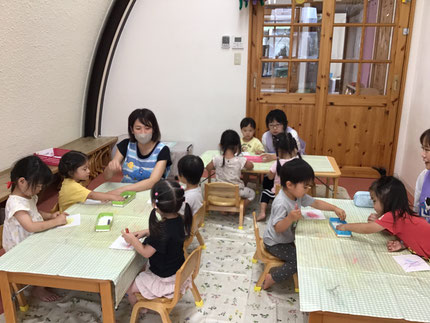 ほしぐみさんは、お絵描きをして遊びました。「ピンクつかう！」「つぎ、あか、かーしーて！」「みて！いっぱいかけた！」とお友達とお話ししながら楽しくお絵描きをしていました。