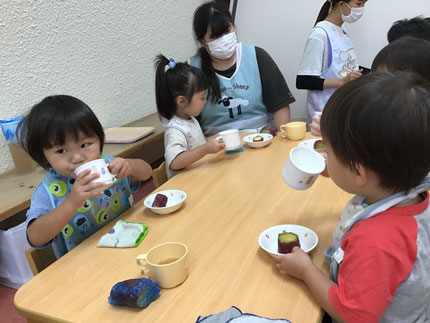 今日のおやつは、焼き芋でした。「皮って食べれるの？」「美味しいね。」とお喋りを楽しみながら食べていました。