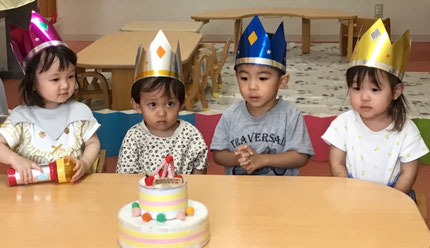 今日は6月生まれのお友達のお誕生会をしました。みんなから♪ハッピーバースデー♪の歌とケーキのプレゼント。お誕生日おめでとう！