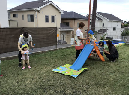ひかりぐみさんとそらぐみさんはシャボン玉と滑り台で遊びました。自分でシャボン玉スティックを振って大きなシャボン玉を作っている子もいました！