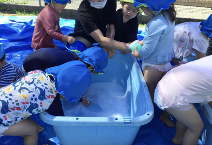 手で丸を作って、そっとフーっと吹いてシャボン玉のようにして遊んでいる子もいました。そっと手を伸ばして上手にすくって嬉しそうに喜んでいました。