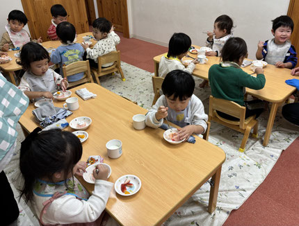 完成した素敵なケーキは、「みてみて！かわいくできた！」「おいしいね！」「いちごいっぱい！」と、嬉しそうに食べていました。