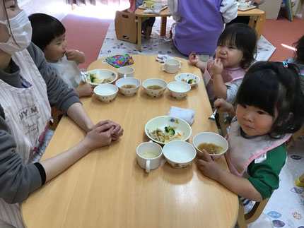 今日の給食はごはん、和風炒り豆腐包み焼き、蓮根とさつまいもとブロッコリーのサラダ、味噌汁でした。