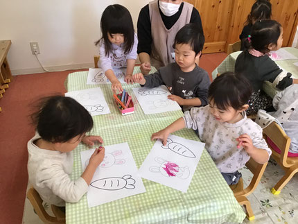 「いろんな色でぬりたい！」「つぎ、ピンクかしてね！」とお友達とクレヨンをかりあっこしながら塗っていました。この絵をつかって次は凧を作りますよ！