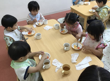 「みかん、はいってる！」「バナナあった！」「あかいの、なあに？」と、みんな宝探しのように楽しんで食べていました！