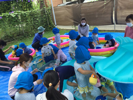 毎日暑い日が続いていますが、プール遊びが大好きな子どもたち！ジョウロやペットボトルで作った、ペットボトルシャワーで水が流れるのを見たり、手足にかけて楽しんでいます。