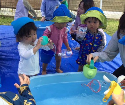 いよいよ水遊びが始まりました。水を入れてジャーと流すと気持ち良いね。