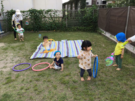 ひかりぐみさんとほしぐみさんは、フラフープとシャボン玉で遊びました。フラフープに入ったり、電車ごっこをしたりしました。