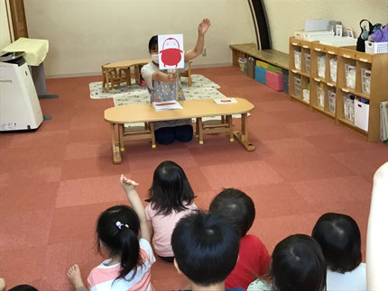 お楽しみ会は先生が「だるまさんが」のペープサートの出し物をしてくれました。