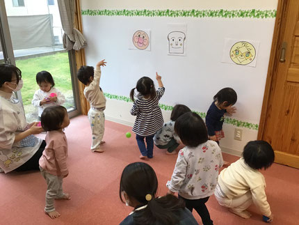 今日は、朝から雨でした。残念ながら戸外あそびには、行けなかったですが、お部屋で楽しく過ごしました。そら組さんとひかり組さんは、ボール遊びをしました。アンパンマン、食パンマン、メロンパンナのお顔に「えい！えい！」と楽しそうに当てていました。