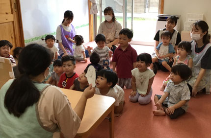 先生がペープサートをしてくれました。おばけ出てきて冷蔵庫の中からもってきたものは？みんなで「おにぎり」「たまねぎ」と元気よく答えていました。面白かったね。