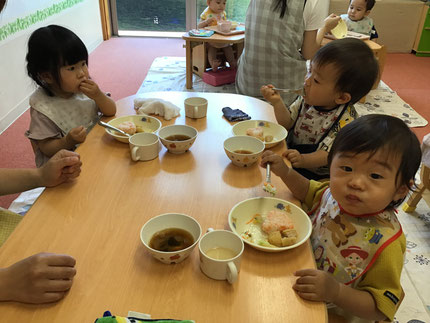 「遠足みたいだね！」とみんな大喜びでした。手についたご飯もパクリ！と食べていました。