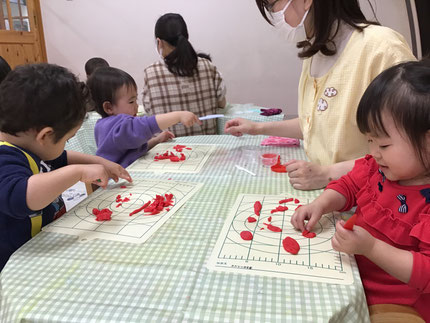 雨が続き、お外に行けなくて残念ですが、お部屋で、粘土遊びを楽しんだひかり組さんです。
