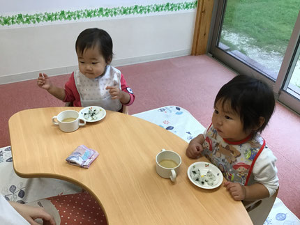 まだ、握ることの難しいそら組さんは、一口サイズのおにぎりを美味しそうに食べていました。