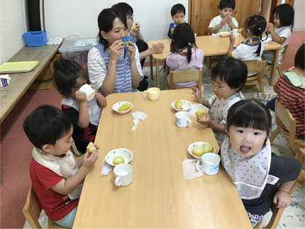 午後もおやつの時間に、みんなが皮を剥いたとうもろこしを食べました。