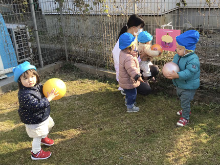 「なきむしおにさん！」「おにわーそと！」「ぷんぷんおにさんいた！」「おにわーそと！」と元気よくボールを投げて鬼退治をしていました。