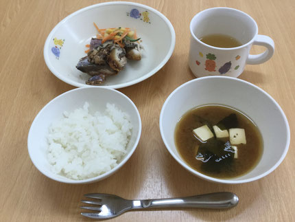今日の給食は、ごはん、お味噌汁、鯖の竜田揚げ、人参サラダです。サバの竜田揚げは、みんなペロリと食べて、おかわりもあっという間になくなってしまいました！人参サラダは、コーンドレッシングで和えてあるので、こちらも大人気でした！