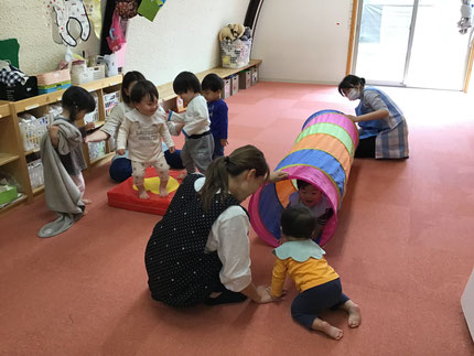 今日は、ひかりぐみさんはトンネルやトランポリンで遊びました。トンネルをくぐったり、トンネルから出てくるお友達と「ばぁ！」と笑顔で顔を見合わせたりしていました。