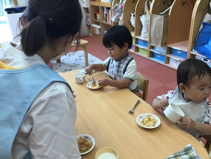 みんなで食べるおやつは美味しいね！