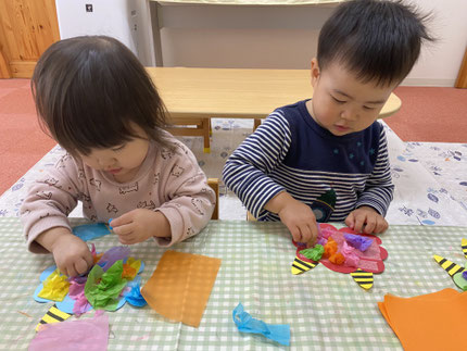 今日は、鬼のお面を作りました。「あか！」「あお！」と好きな色のお花紙を楽しそうに選んでいました！