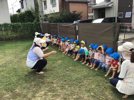 今日は、避難訓練を行いました。保育者の話をしっかり聞いて非難することが出来ました。