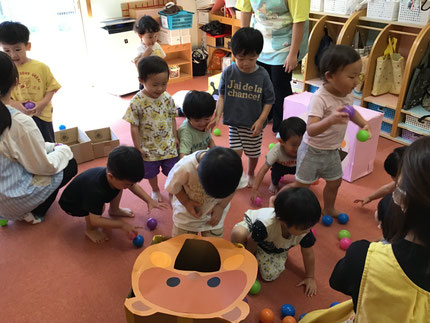ほしぐみさんは、ボール入れ遊びをしました。動物やアンパンマンの口に、「ブルーベリーだよ！」「かぼちゃだよ！」「レタスだよ！」と、色々な色のボールを食べさせてあげていました。