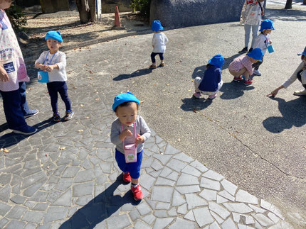   今日は、みんなでかわら美術館へ行きました。天気もよく広い場所で、　みんな楽しそうに遊んでいました。