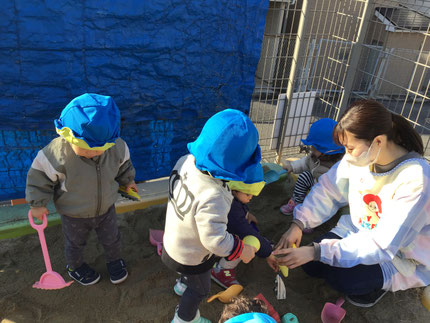 砂の山に新幹線を走らせたり、「せんせい、アイス！」とコーンに砂をいっぱい入れてアイスを作ってくれる子もいました！