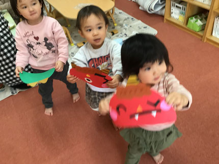 できたお面を見せてくれました。いろいろな顔のお面ができました。
