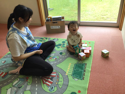 そらぐみさんは積み木で遊びました。たくさんのせた積み木を手で崩すのがお気に入りで、大笑いしながら何度も楽しんでいました。