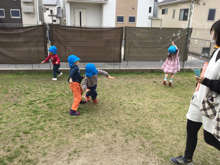 シャボン玉では「あとちょっと！」「えいっ！」とジャンプして、楽しそうにシャボン玉を捕まえていました。本年度は今日で最後となります。１年間ブログを読んでくださりありがとうございました！