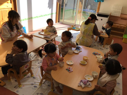 「あまくておいしいーね！」「おいも、だいすき！」とみんな嬉しそうに食べていました。