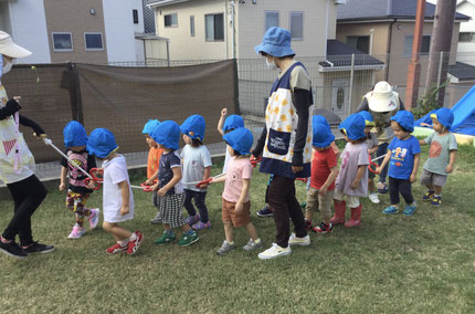 ほしぐみさんは、テラスで誘導ロープを持って歩く練習をしました。初めての誘導ロープで、みんな少しドキドキ。しっかり握って「１、２、１、２」と、先頭の先生の後ろをしっかり歩くことができましたよ！