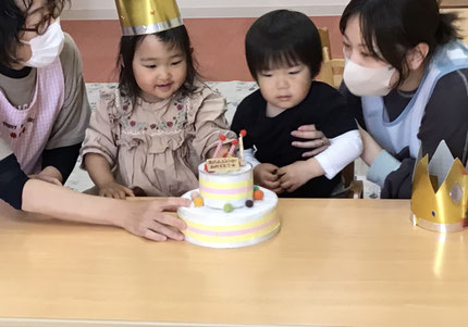 今日は４月生まれのお友達のお誕生日会をしました。みんなから♪ハッピーバースデー♪の歌とケーキのプレゼント。お誕生日おめでとう！