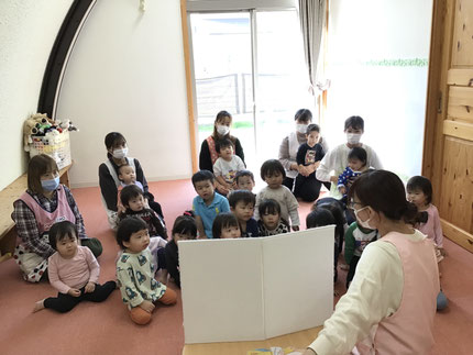 ねずみさん、ねこさん、うさぎさん、ぞうさんに変身したいひよこさんに、「何がいいかなー」とお喋りしながら楽しそうに見ていましたよ。