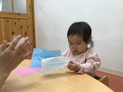 今日は朝から雨の１日でした。そら組さんは、お花紙をクシャクシャして遊びました。完成したのをどうぞーと渡してくれました。何に変身するかお楽しみに！