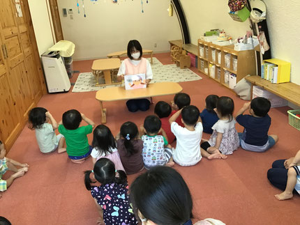 お楽しみ会は、先生が「魚が跳ねてピョン」のスケッチブックシアターの出し物をしてくれました。