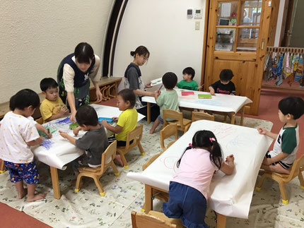 ほしぐみさんはお絵かきをしたり、塗り絵をしたり、パズルをして遊びました。クレヨンは大人気で、「はらぺこあおむし、ぬる！」「みてみて！おおきいのかけた！」「ぱんかいたよ！」とみんな楽しく遊んでいました。