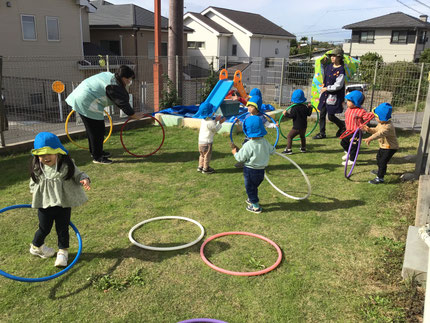 ほしぐみさんは、フラフープと滑り台で遊びました。フラフープをコロコロ転がしたり、中に入って回している子もいました。