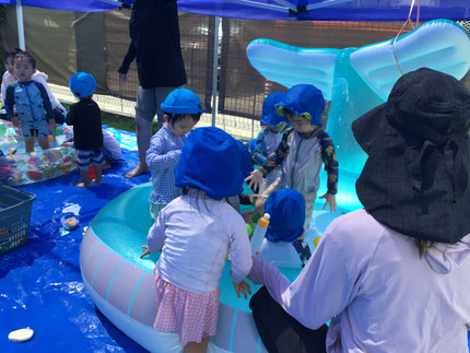特にくじらのくーちゃんのプールは大人気で、しっぽから水が出ると、水をおもちゃのカップに集めたり、背中にいっぱい浴びたりして楽しそうに遊んでいました！