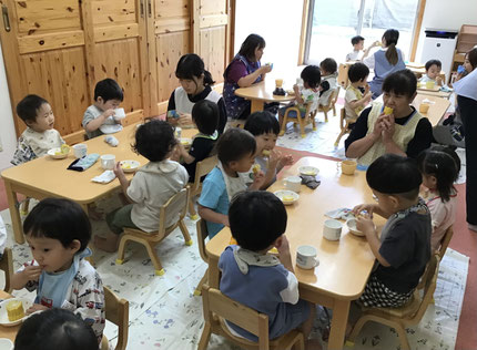 「あまくておいしい！」「これ、さっきむいたやつだよね！」「とうもろこし、だいすき！」とたくさんおかわりして食べました。