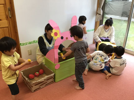 運動会でもやった、動物やバイキンマンの口にフルーツを入れる遊びでは、「りんごだよ！あーん！」「バナナいっぱいあげるね！」と、たくさんのフルーツを食べさせていました。