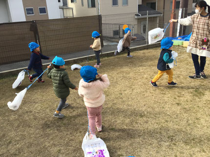 ほしぐみさんも、凧揚げに夢中でした。どうすれば高く上がるのかな？先生みたいに手を高く上げてみたり、工夫をしていました。
