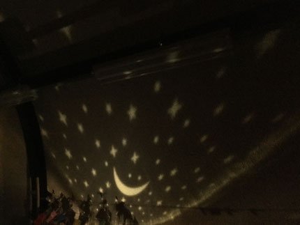 「たなばたさま」の歌を歌ったあとは、プラネタリウムを見ました。天井や壁に映ったお星様を見て、「わあ〜！きれい！」と驚いた様子の子ども達でした。