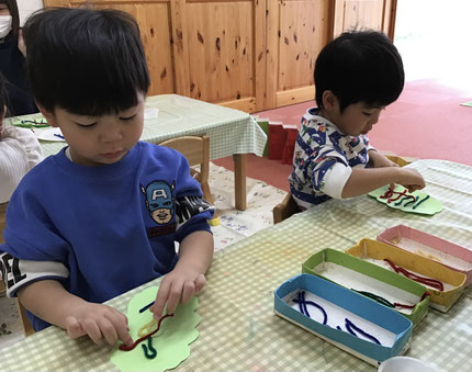「あかとあおにする！」「おにのかみのけなんだよね！」「くるっとはる！」と色々工夫しながら楽しく貼っていました。豆まき会の日が楽しみですね！