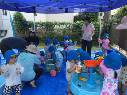 足や、体にも水をかけて、「つめたいね！」「きもちいい！」と、みんな水浸しになりながら、大笑いしていました。