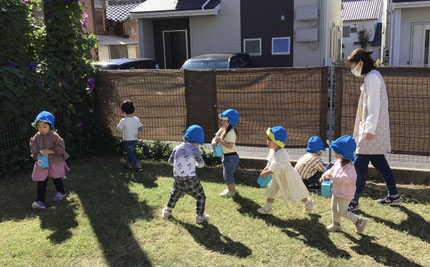 ほしぐみさんはどんぐり拾いをしました。「どんぐりどこ？」「あった！」と楽しそうにどんぐりを探していました。